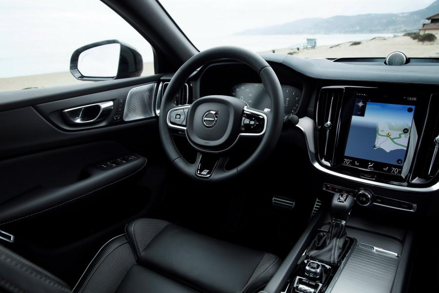 Торпедо Volvo S60 T6 R-Design 2018 года  (NA) (фото 7 из 40)